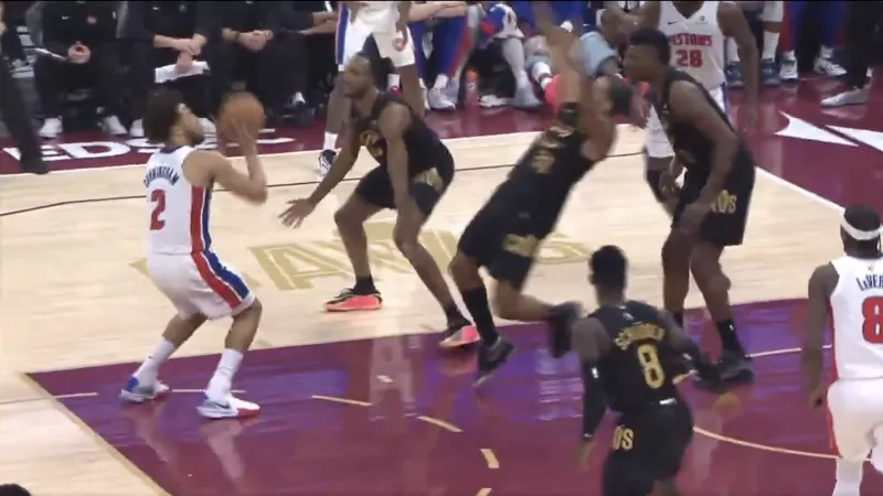 世界杯直播入口合集-美记：因在对阵活塞时假摔，骑士前锋泰森被罚款2000美金